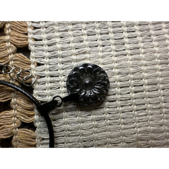 Dainty Round Black Shell Daisy Pendant Necklace - Picture 4 of 8